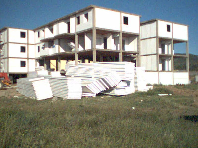Edificio construido con paneles modulares, Ávila