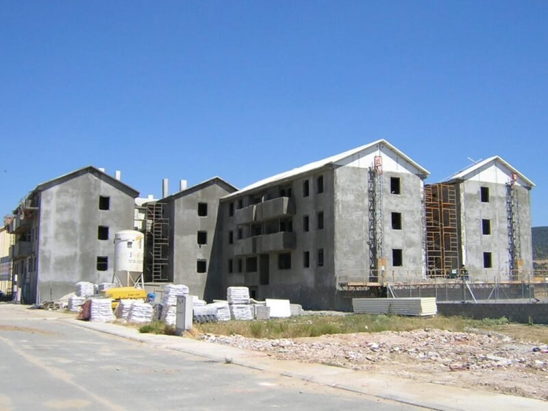 Edificio construido con paneles modulares, Ávila