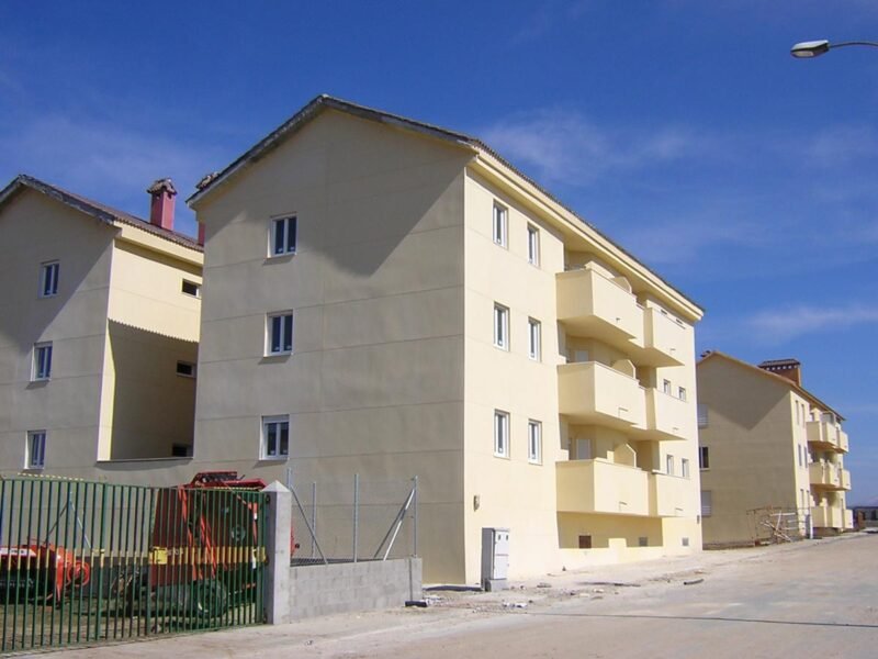 Edificio construido con paneles modulares, Ávila