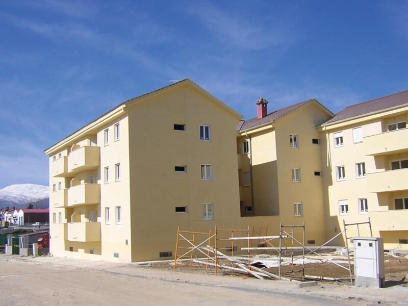 Edificio construido con paneles modulares, Ávila
