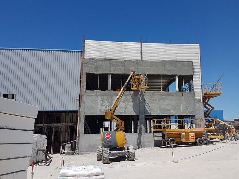 Cerramiento de edificio industrial con Baupanel® System. Puerto de Santa Maria, Cádiz.
