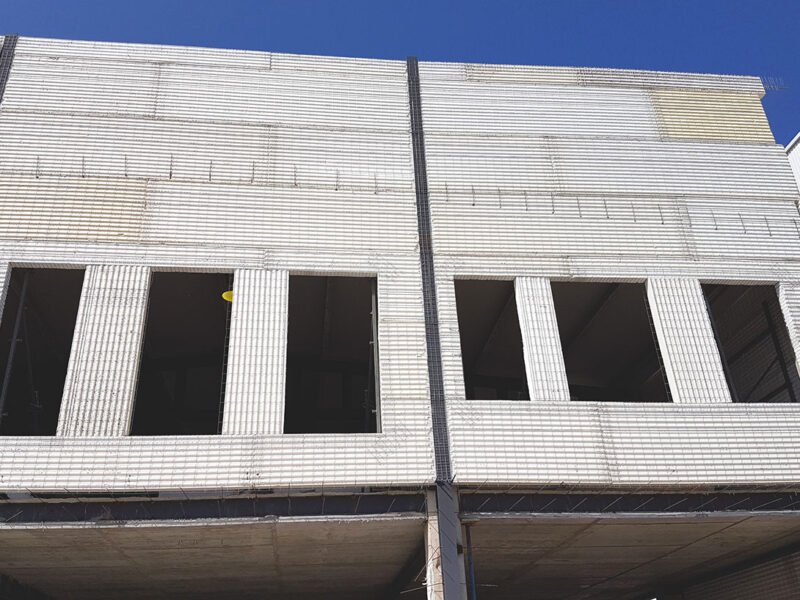 Cerramiento de edificio industrial con Baupanel® System. Puerto de Santa Maria, Cádiz.