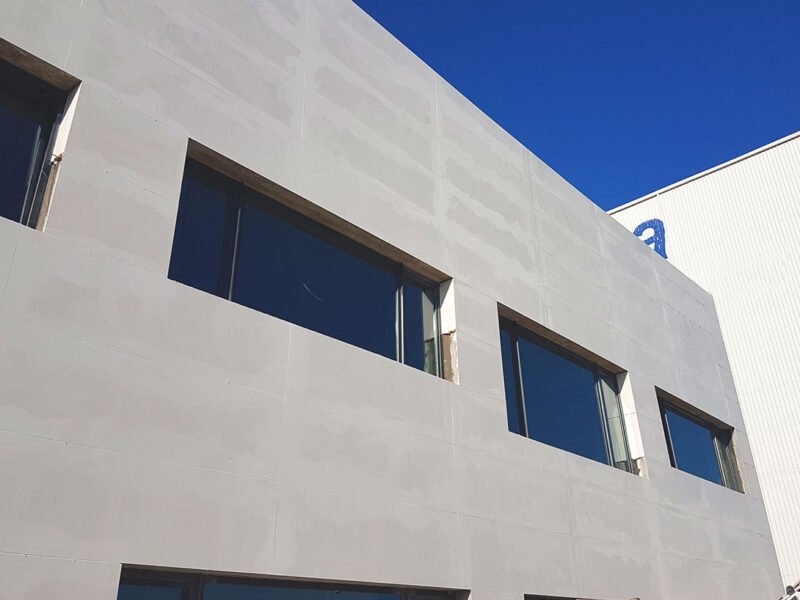 Cerramiento de edificio industrial con Baupanel® System. Puerto de Santa Maria, Cádiz.