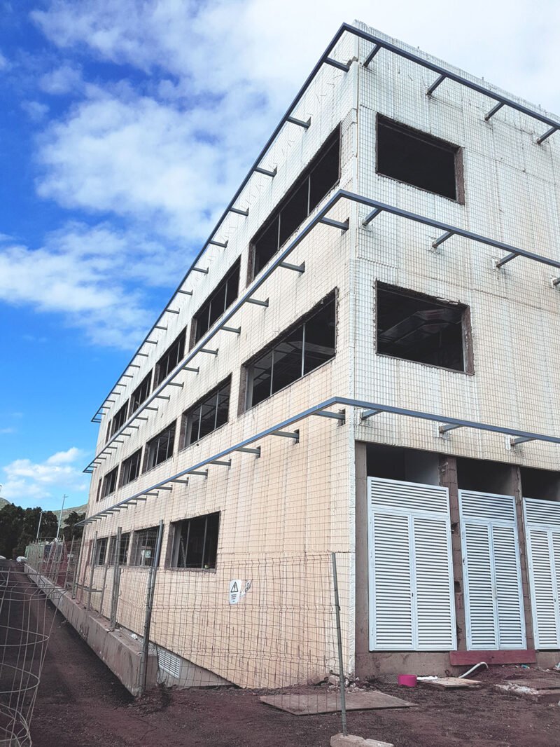 Nanotec Canarias, cerramiento industrial de edificio con Baupanel® System.