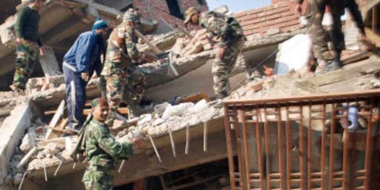 Imagen de la destrucción de edificios en la ciudad de Imfal, Manipur durante el sismo de magnitud 6,7