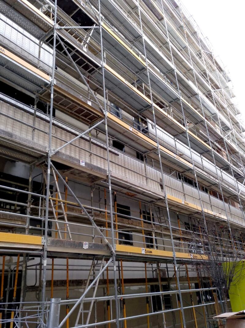Enclosure and bibs in building of 55 homes in Jaén, Spain.