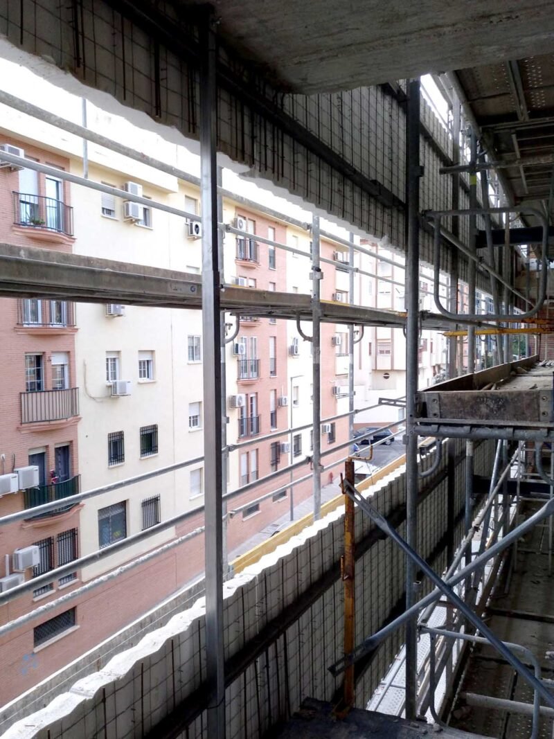 Enclosure and bibs in building of 55 homes in Jaén, Spain.