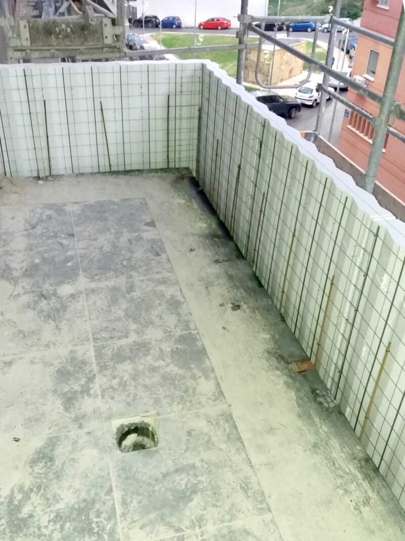 Enclosure and bibs in building of 55 homes in Jaén, Spain.