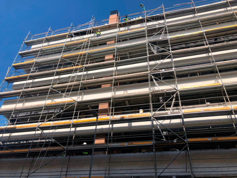 Enclosure and bibs in building of 55 homes in Jaén, Spain.