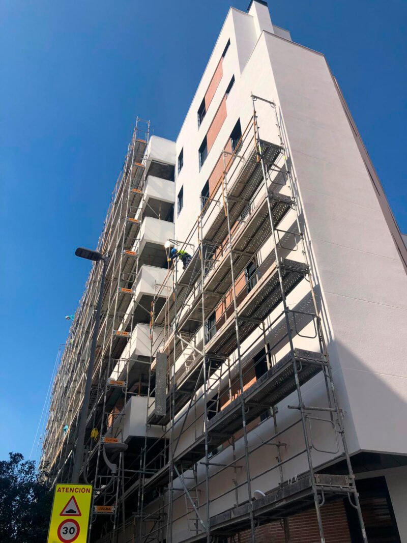 Enclosure and bibs in building of 55 homes in Jaén, Spain.