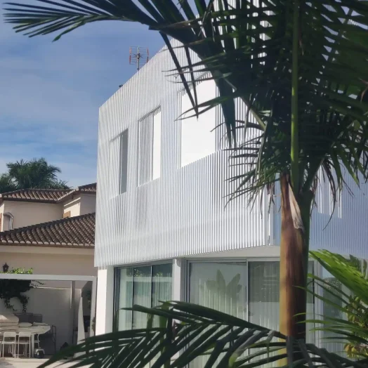 Casa con voladizo Triangular 01