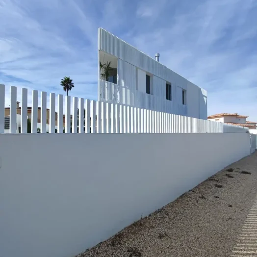 Casa con voladizo Triangular 02