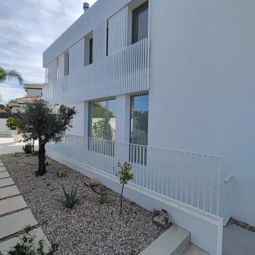 Casa con voladizo Triangular 04