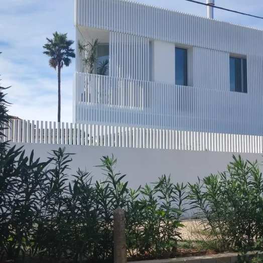 Casa con voladizo Triangular 05