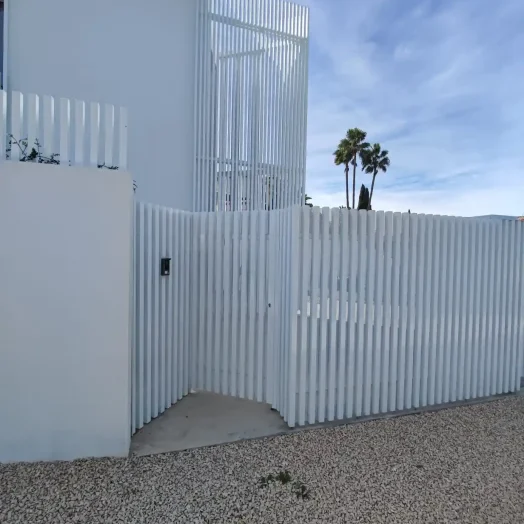 Casa con voladizo Triangular 06