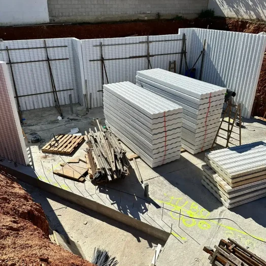 Casa con voladizo Triangular 10