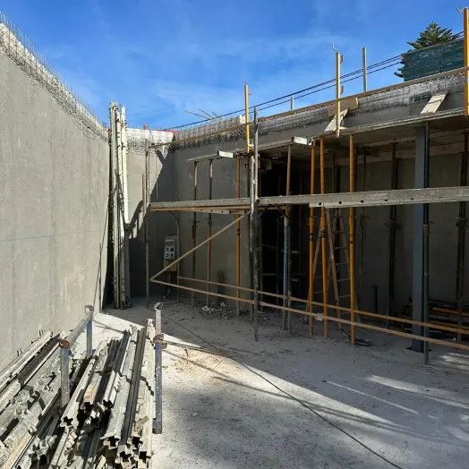 Casa con voladizo triangular 19